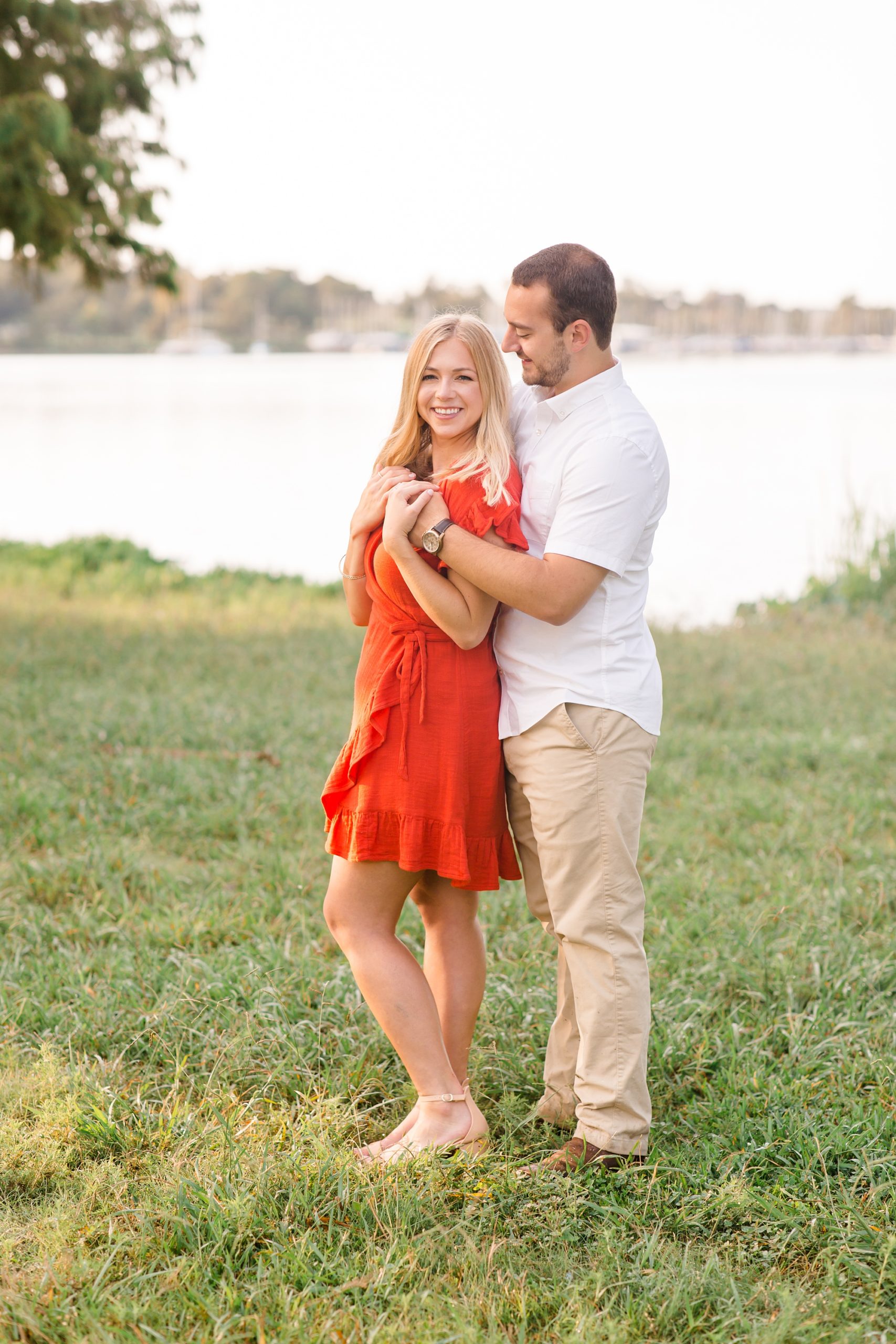 couple poses by waterfront in Dallas