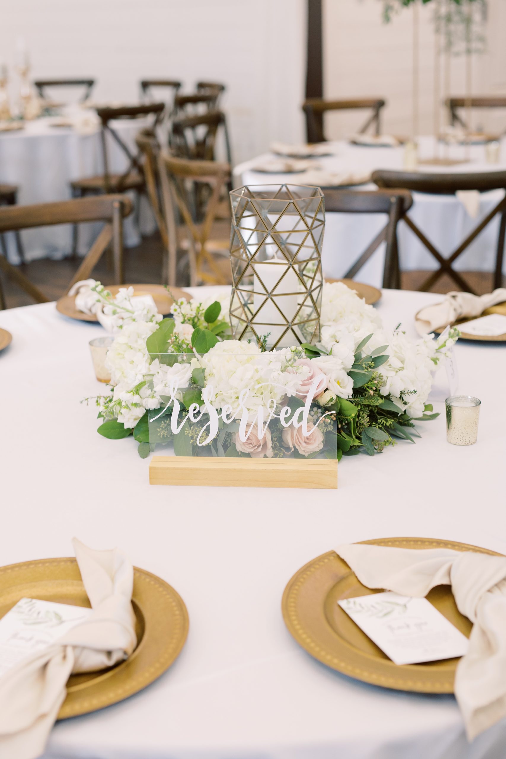 elegant wedding centerpieces with gold chargers at HighPointe Estate