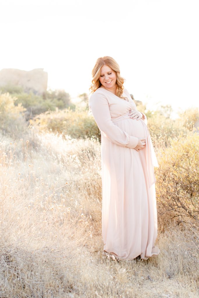 mom holds belly during Scottsdale AZ maternity session