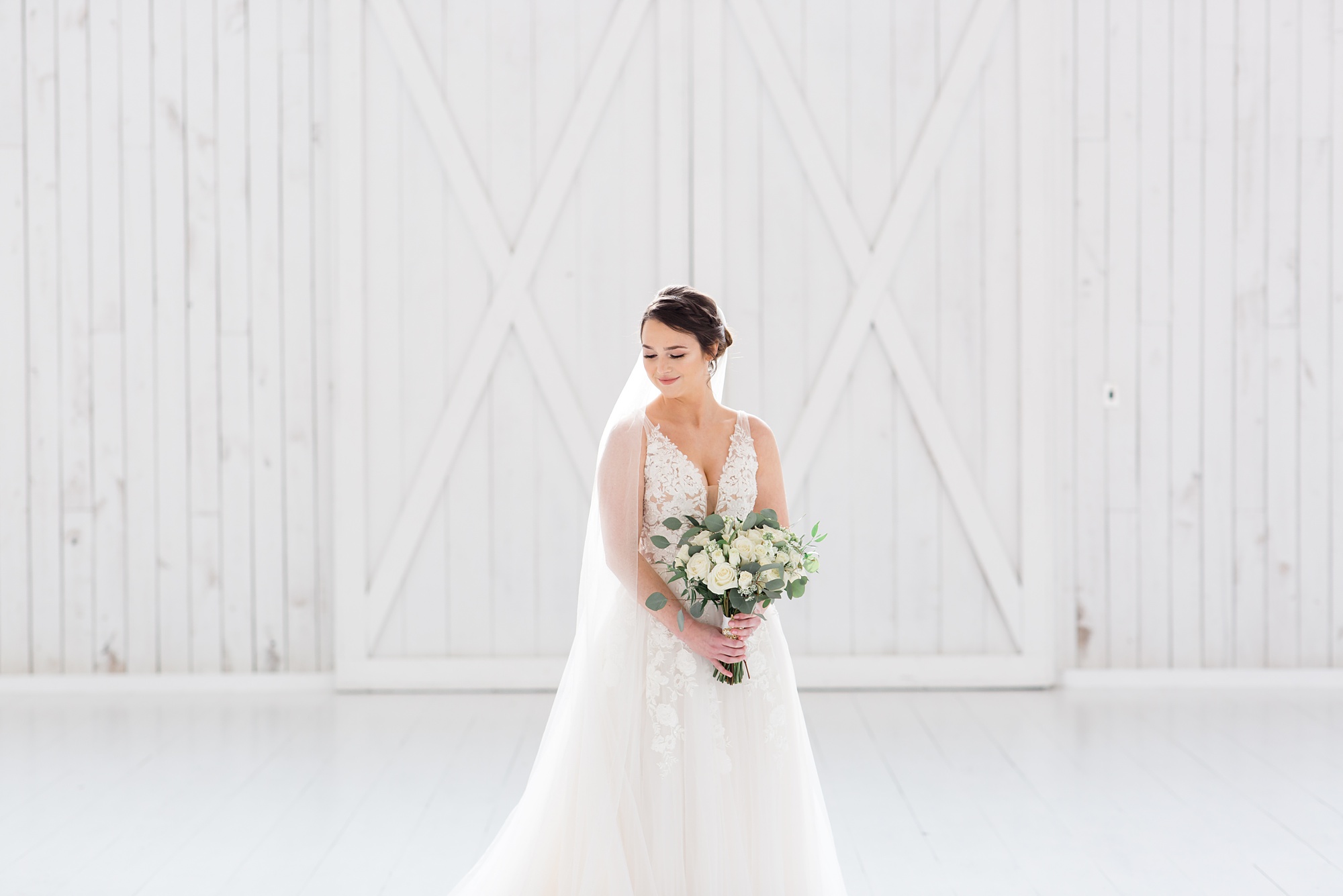 Texas bridal portraits in front of white barn doors
