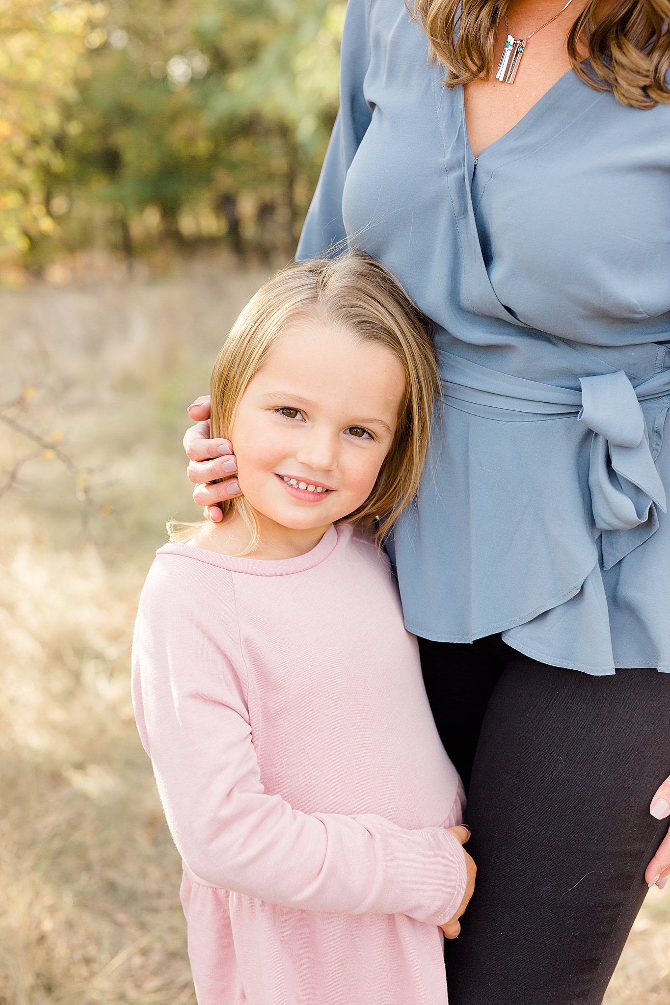 mom hugs daughter to her hip during Murrell Park family session