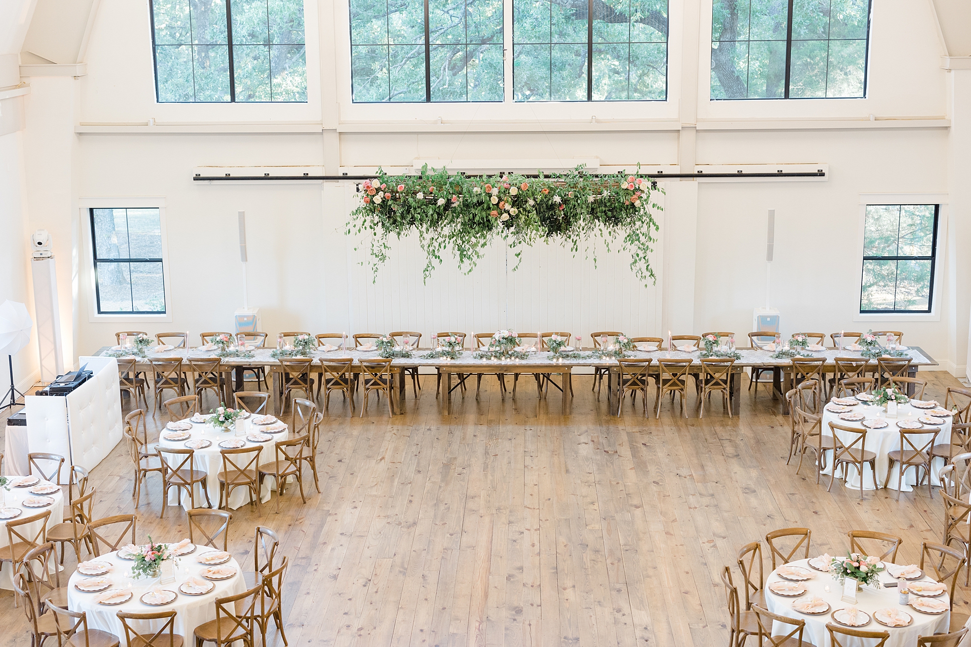 family style seating at Oak + Ivy wedding reception 