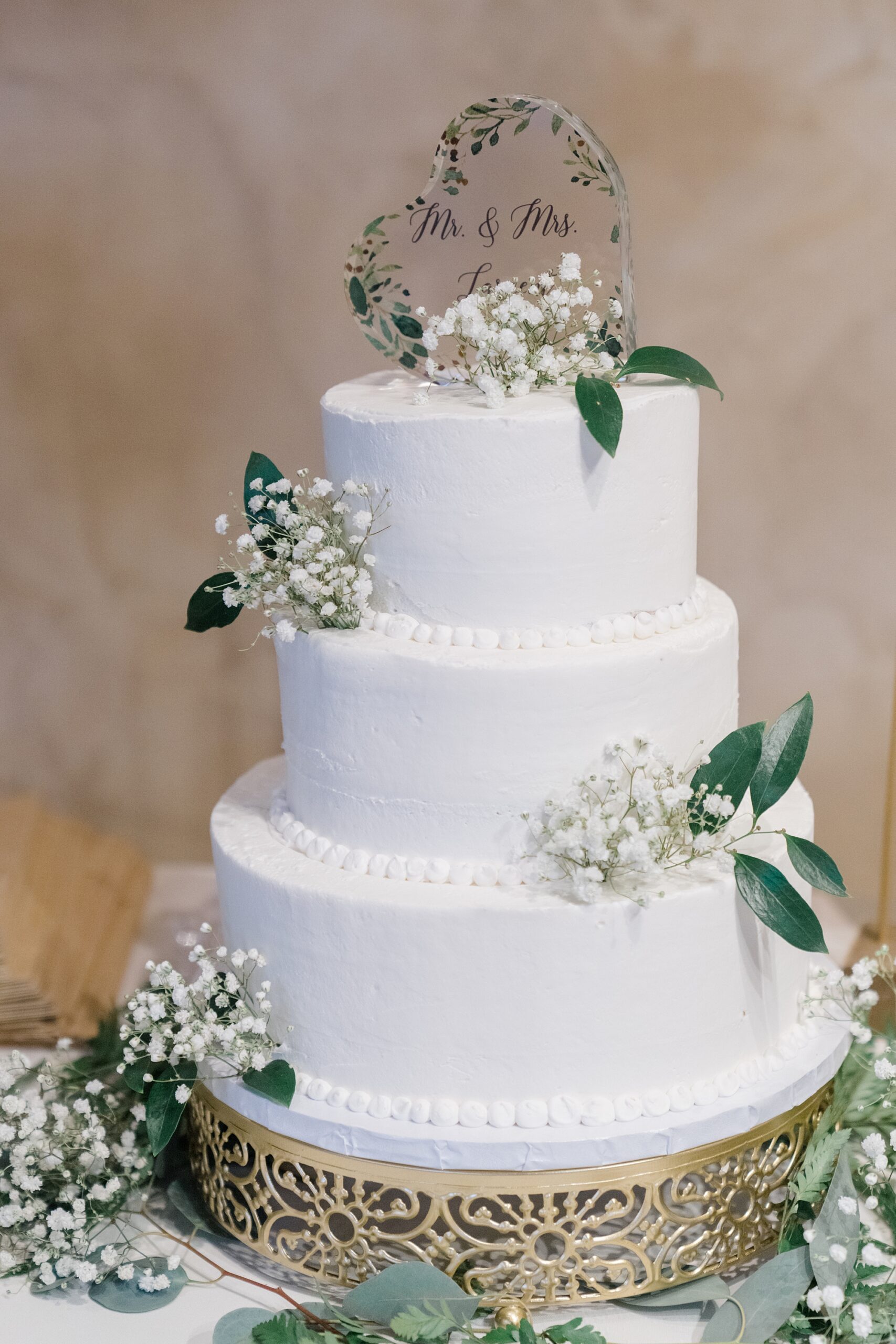 tiered wedding cake with baby's breath accents 